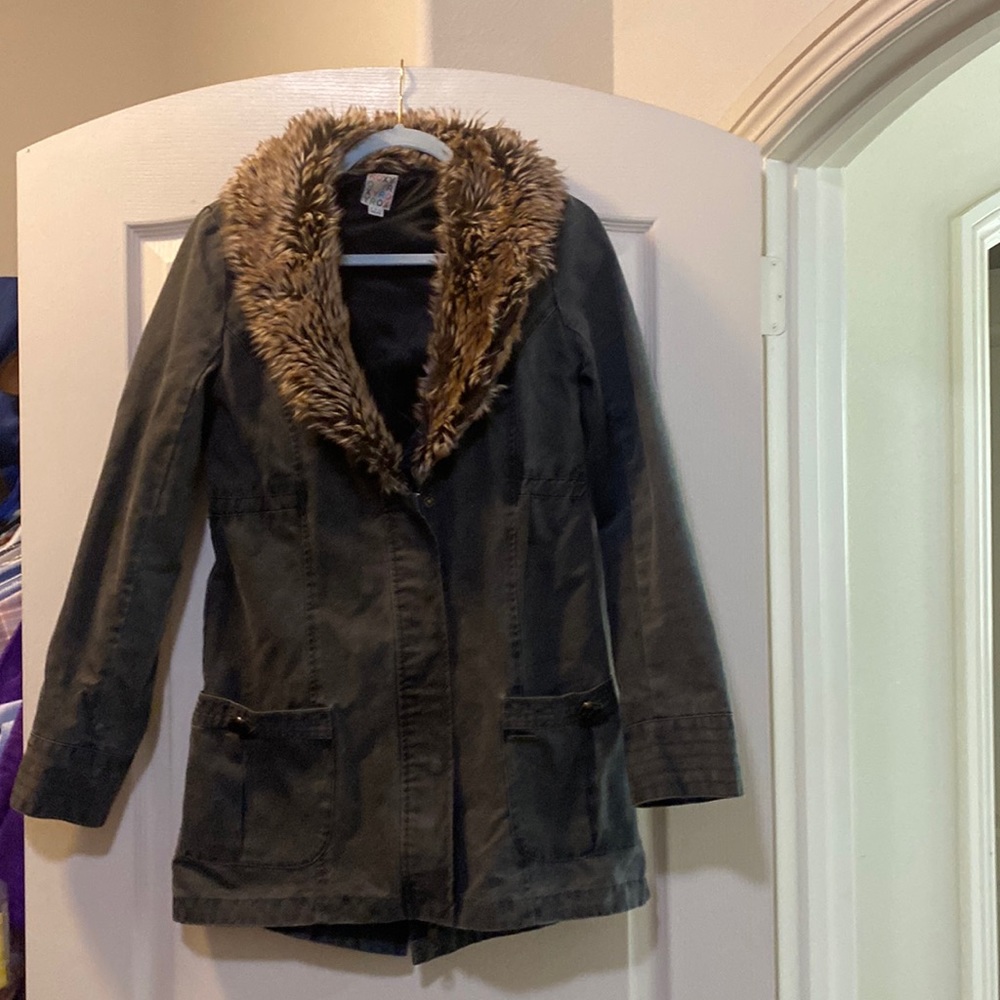 Cute army green Roxy jacket with faux fur around neck